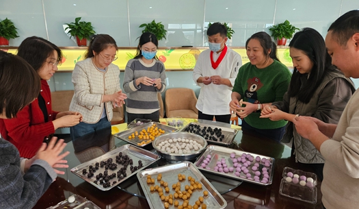 滾湯圓、猜燈謎、制花燈~~元宵節(jié)就要這樣過